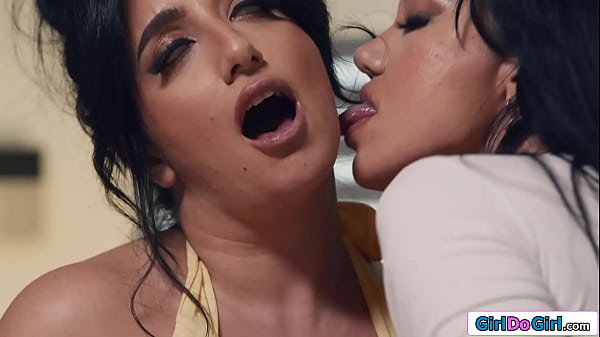 السمين سارة العربية الزيوت حتى لها مفلس جبهة مورو الإسلامية للتحرير القليل كرات الصولجان كبير الثدي أصابع بوسها حلق ويحصل على بوسها يمسح حتى انها هزات الجماع | Chubby Sarah Arabic oils up her busty milf gf Little Pucks big boobs.The latina fingers her shaved pussy and gets her pussy licked until she orgasms