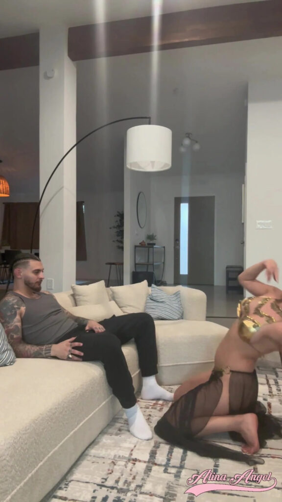 القحبه العراقيه الينا انجل ترقص وتتعرى مع ادونيس الفلسطيني Arabic milf Alina Angel erotic dancing