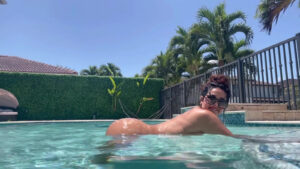 باربي نجد السعوديه عريانه تتمحن في حمام السباحة وتلعب بصدرها – horny Saudi naked in the pool