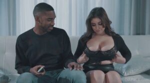 سكس مترجم الترحيب بالأخت العائدة